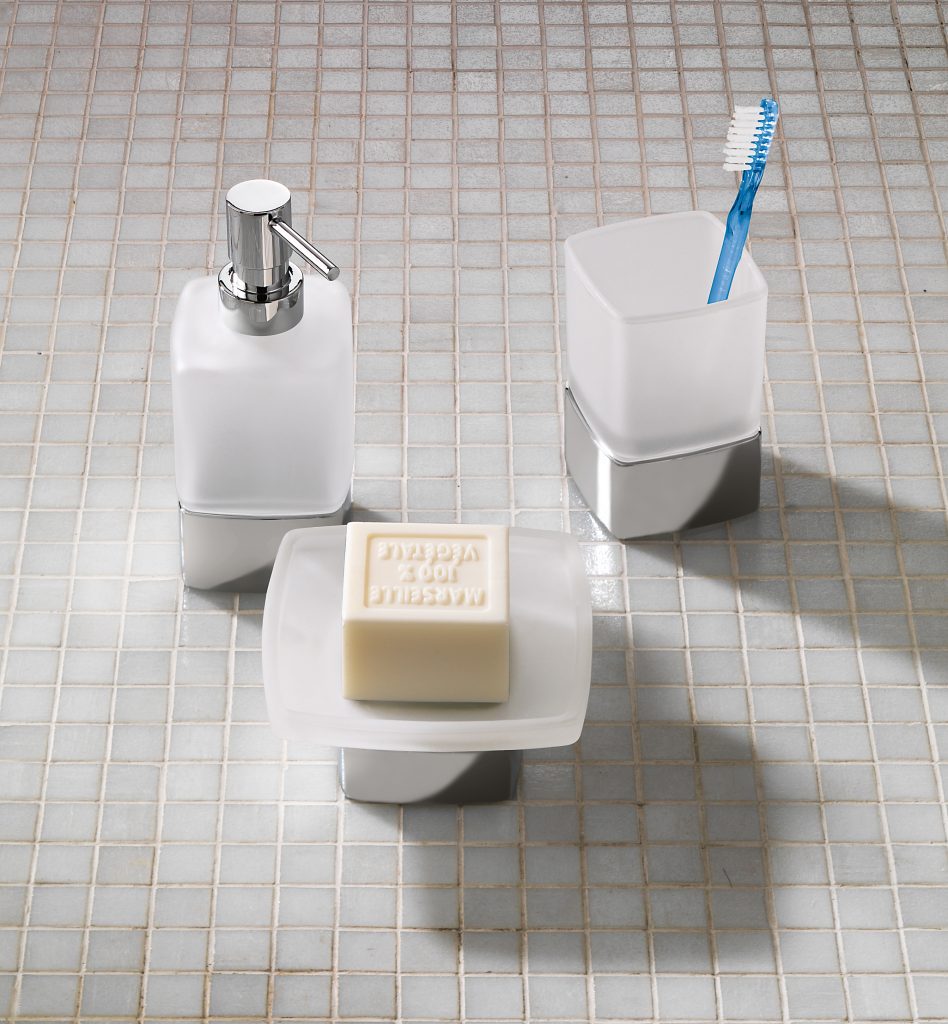 5498-5451-5455-lounge-freestanding-chrome-lifestyle2