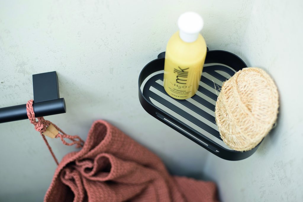 lux_grab_bar_s5_basket_black_lifestyle2