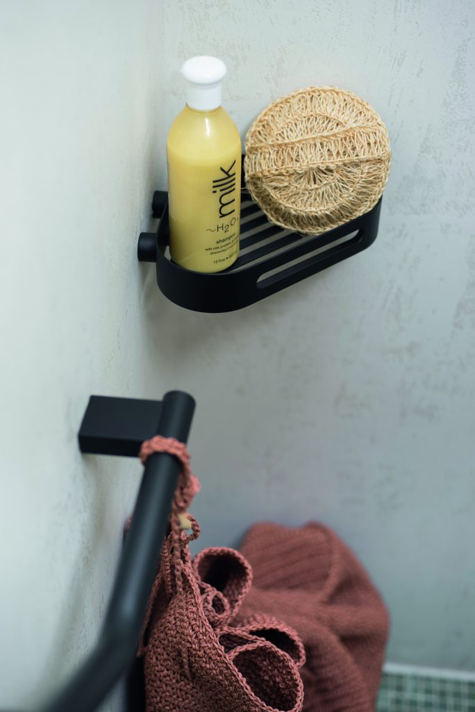 lux_grab_bar_s5_basket_black_lifestyle3