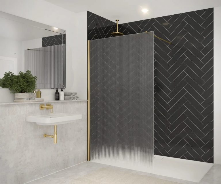 8mm_frameless_wetroom_with_bracing_bar_fluted_glass_brushed_brass_1