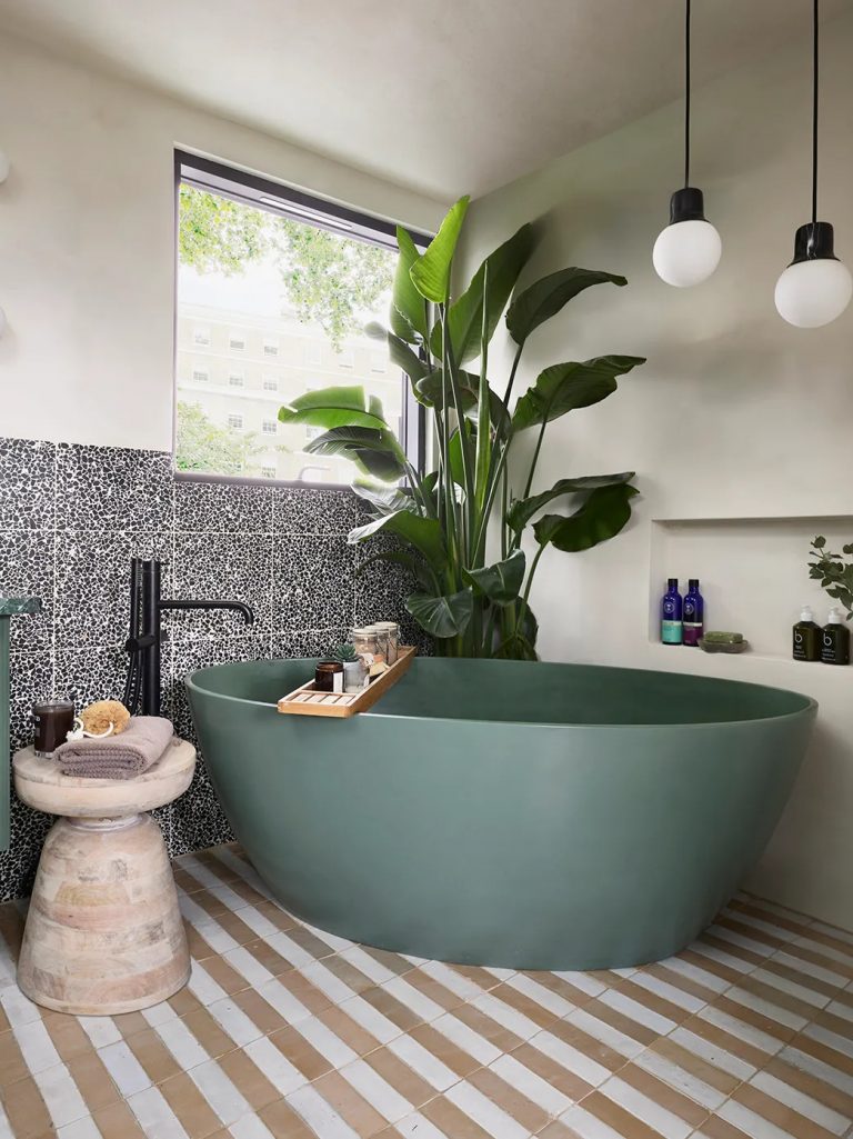 bab070kg_baths_v1_ls2_credit_homemadehannah_darrenchung